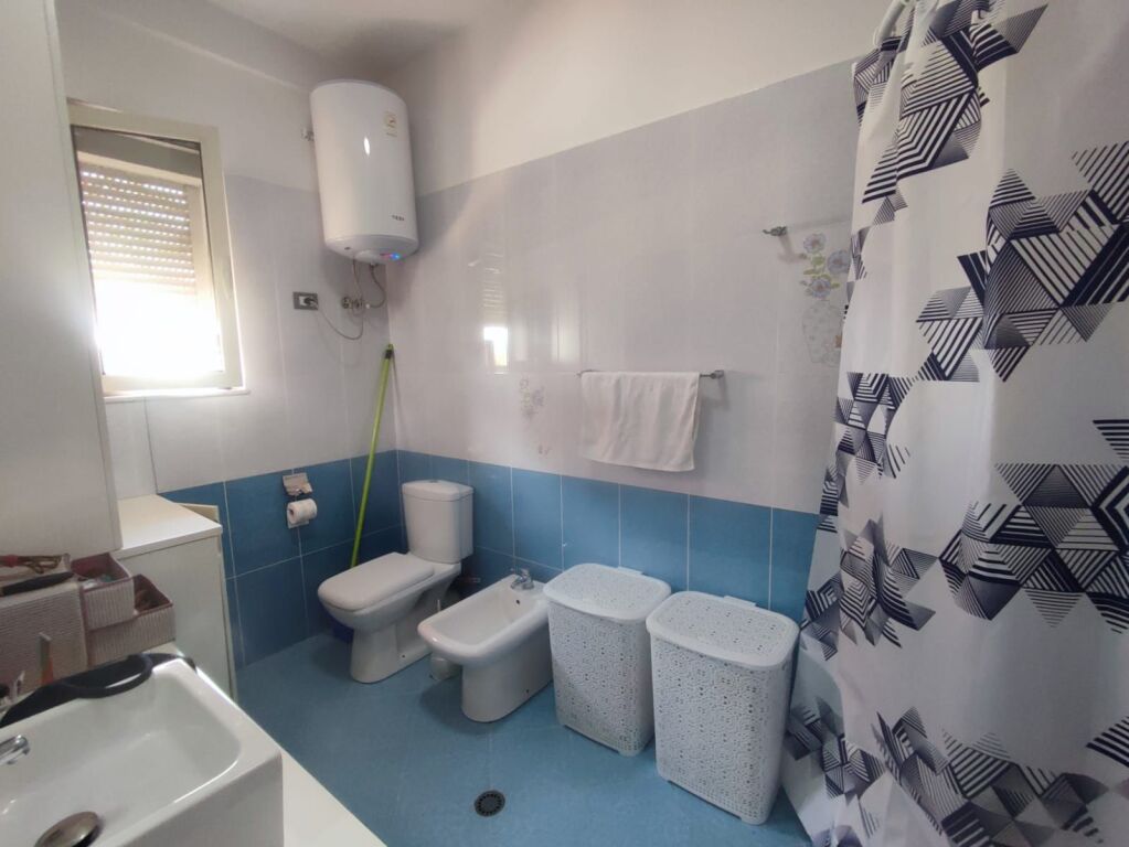 🏢A few minutes away from Shkolla e Kuqe, apartment for rent, 1+1 veranda, furnished 75,000 Lekë