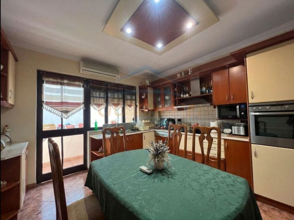 Shitet, Apartament 2+1+2 , Ish Parku, Tiranë.
