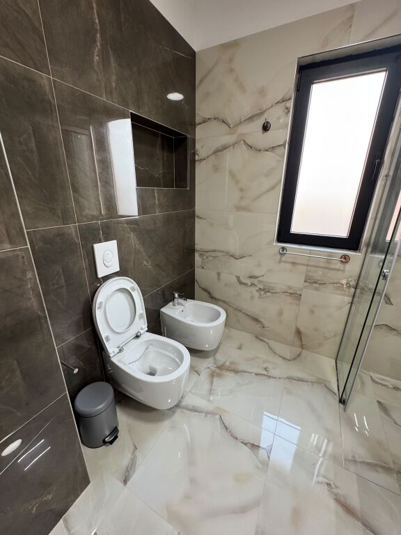 Jepet me qera apartament 2+1, 90 m², i ri dhe i mobiluar
