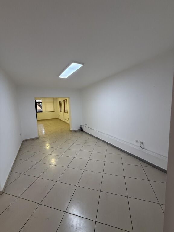 Ne Myslym Shyr Shitet Apartament I Pershtatur Per Ambient Biznesi Me Lokacion Perfekt