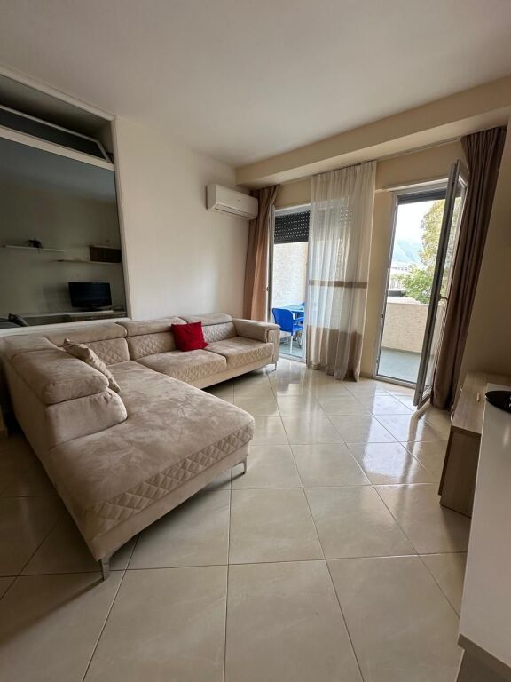  APARTAMENT 1+1 ME QERA – LUNGOMARE, VLORË