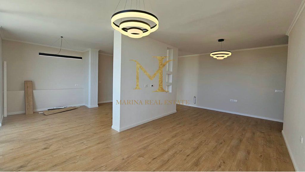 SHITET APARTAMENT 3+1+3 ME PAMJE DETI- NË ILIRIA, PLAZH!
