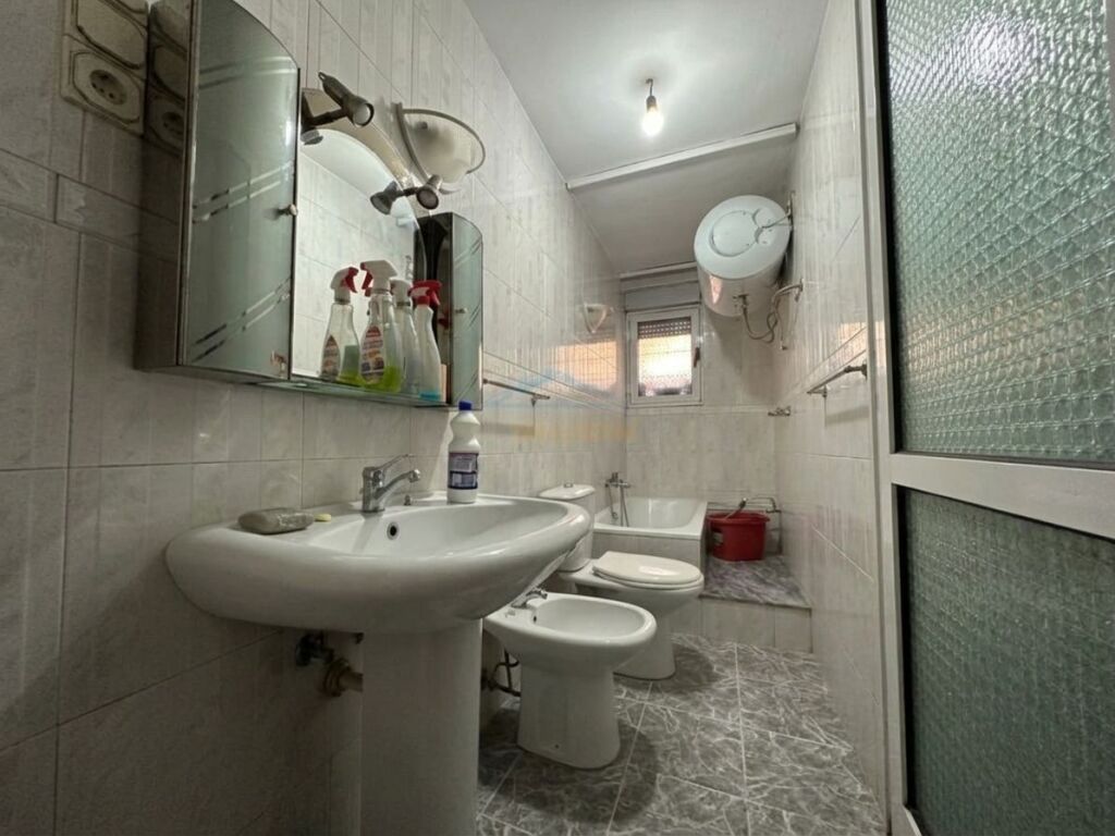 Qera, Ambient Biznesi, Rruga e Durresit, Tirane
