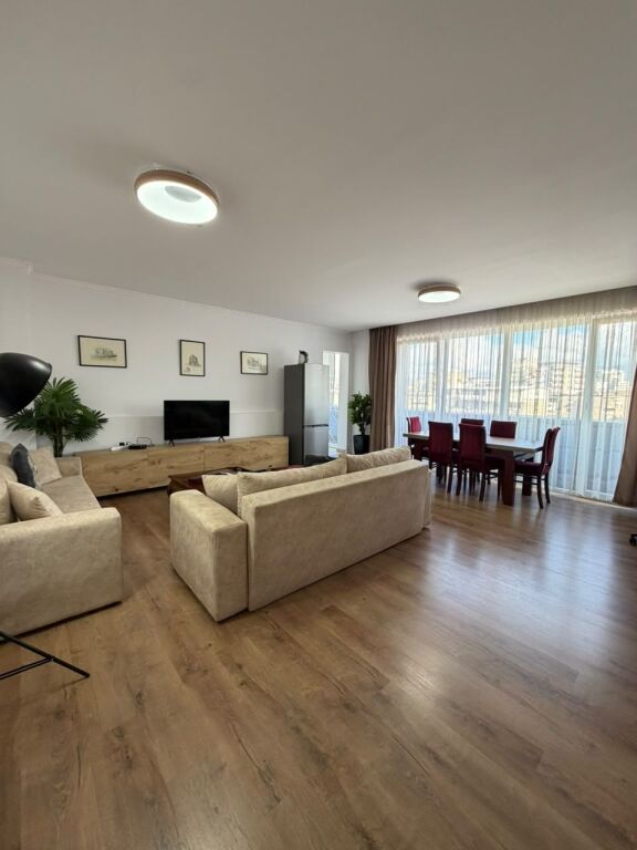 Apartament 1+1 per qira, modern dhe i mobiluar në qendër të Tiranës.