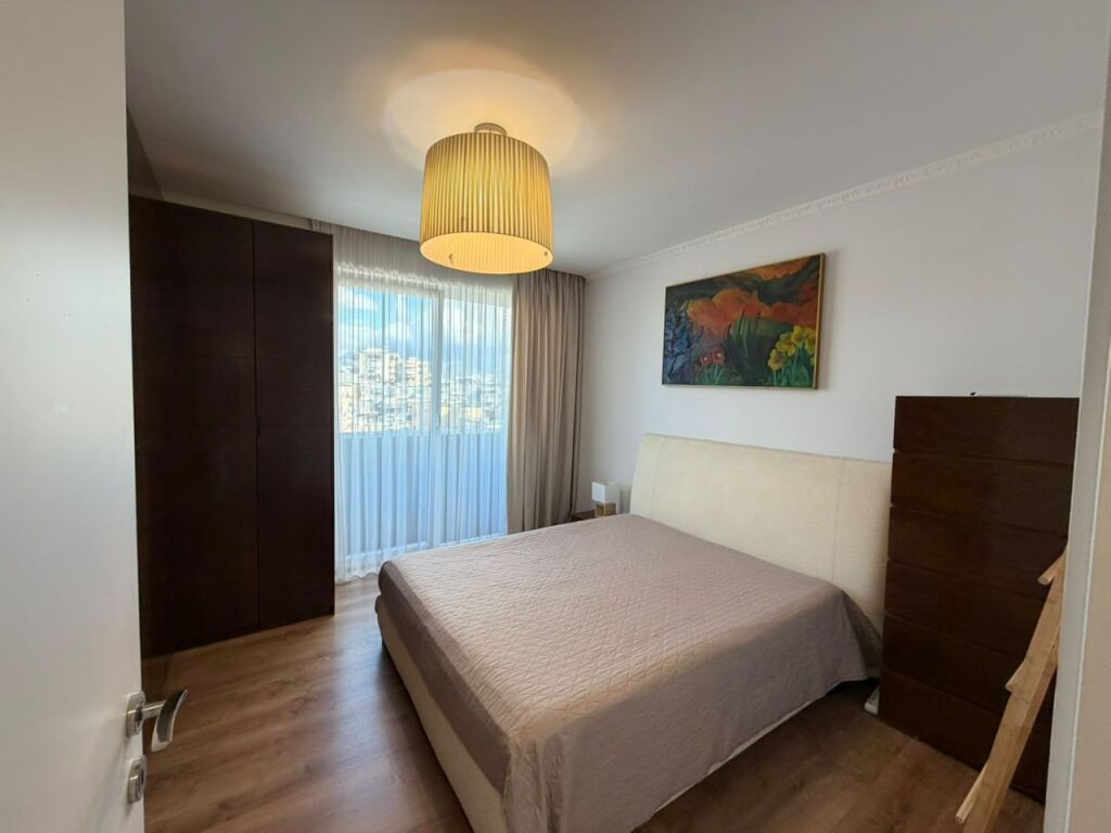 Apartament 1+1 per qira, modern dhe i mobiluar në qendër të Tiranës.