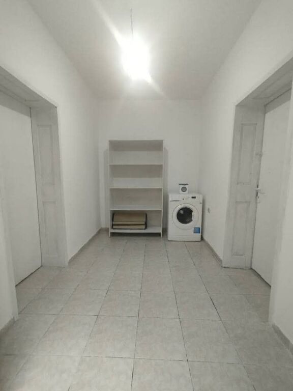 APARTAMENT 1+1 ME QERA vetem per studente (vajza) – KOMBINAT, TIRANE