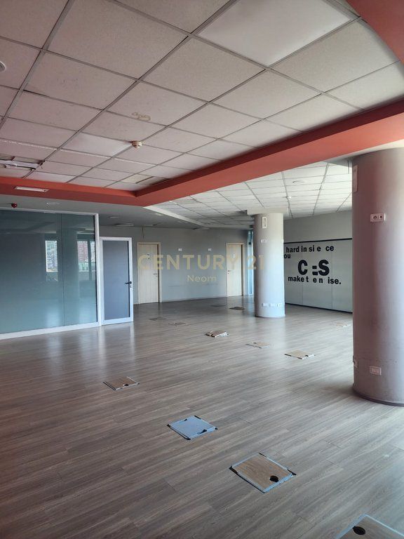 Ambient Komercial me Qira 230m2, Rruga e Kavajes