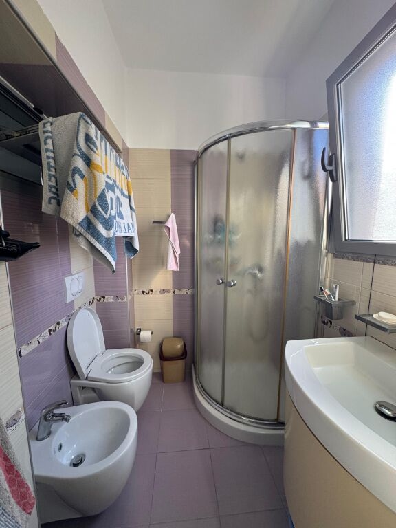 Shitet Apartament 2+1+2