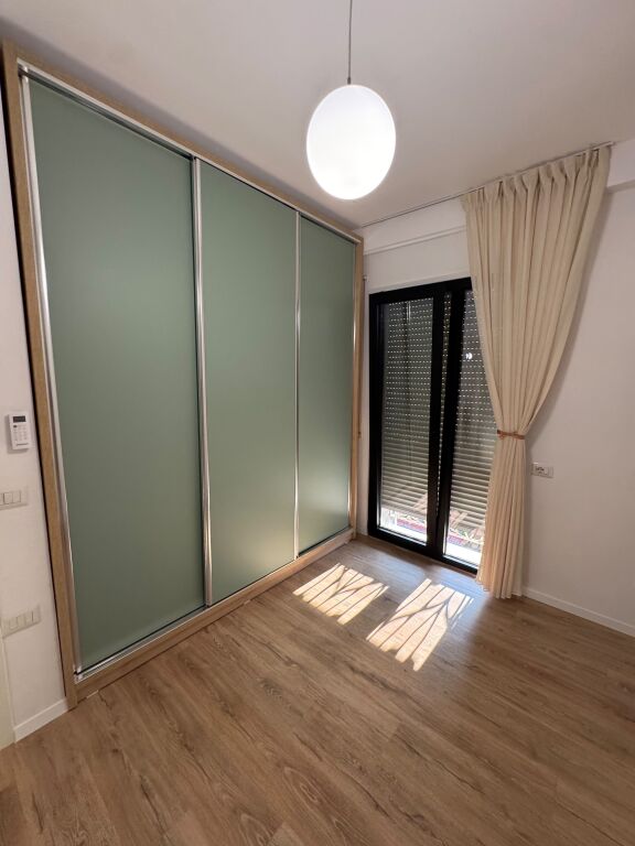 Jepet me qera apartament 2+1, 90 m², i ri dhe i mobiluar