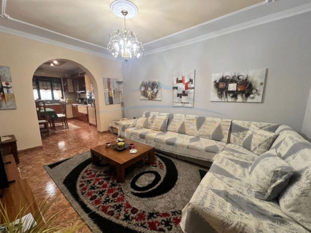 Shitet, Apartament 2+1+2 , Ish Parku, Tiranë.