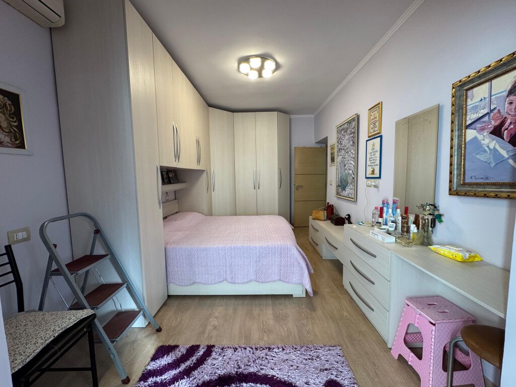 Shitet Apartament 2+1+2