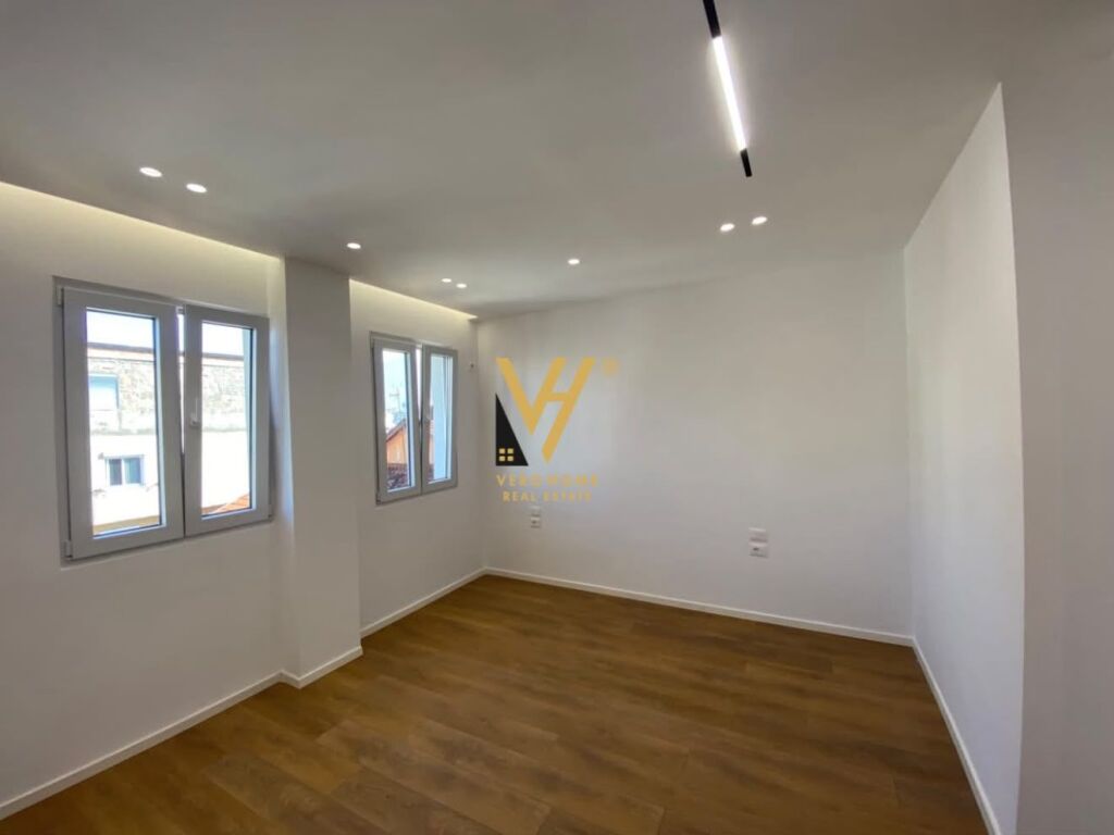 SHITET GAZONIERE 28 M2 TE MOZAIKU 98.000 EURO