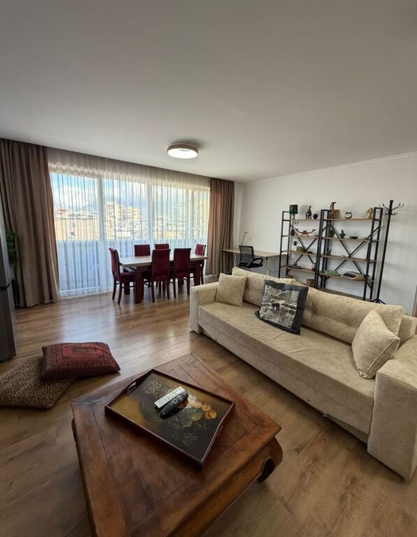 Apartament 1+1 per qira, modern dhe i mobiluar në qendër të Tiranës.