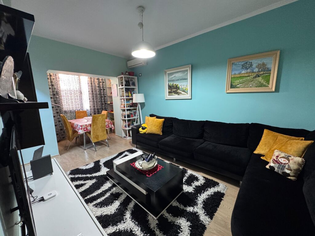 Shitet Apartament 2+1+2