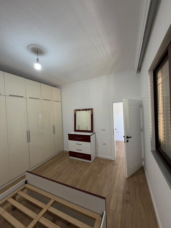 Appartamento 1+1 con veranda in vendita vicino a Globe