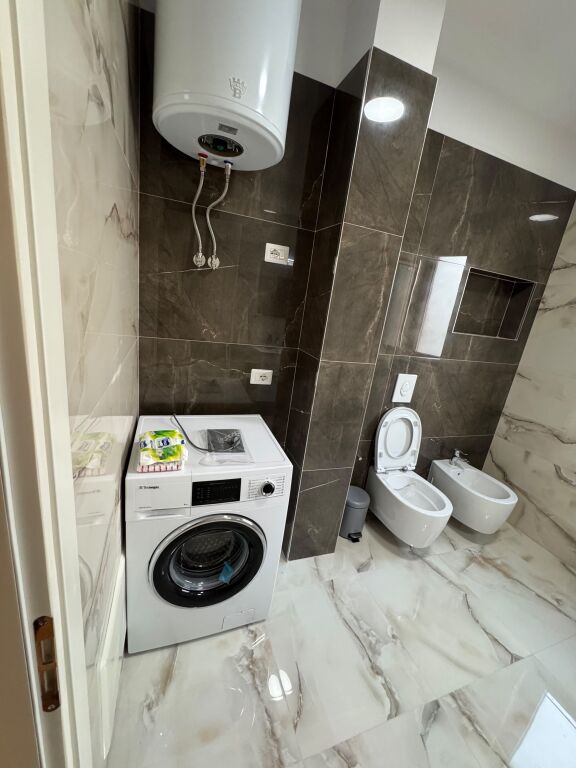 Jepet me qera apartament 2+1, 90 m², i ri dhe i mobiluar