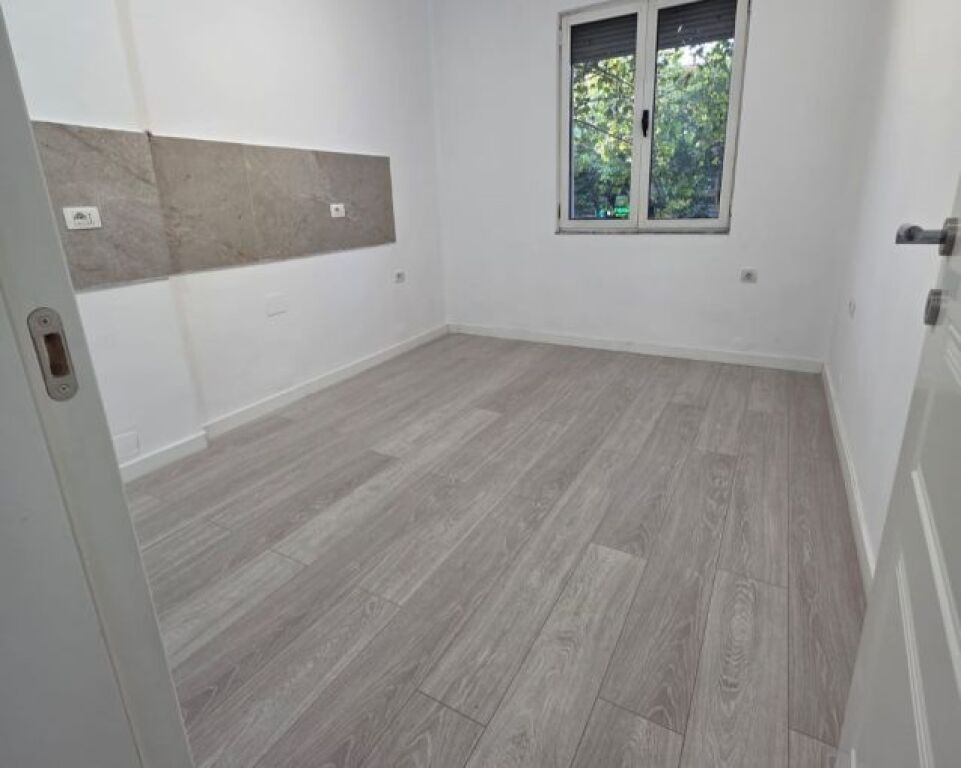 Jepet ambient per zyra me qira tek Rruga e Kavajes