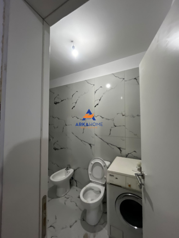 JEPET GARSIONIERE ME QERA 45 M2 "TE BULEVARDI I RI,PRANË TRENIT" 30.000 LEKE