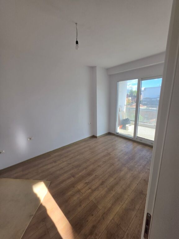 Appartamento 1+1 in affitto con balcone in via Dibra F ID 5828