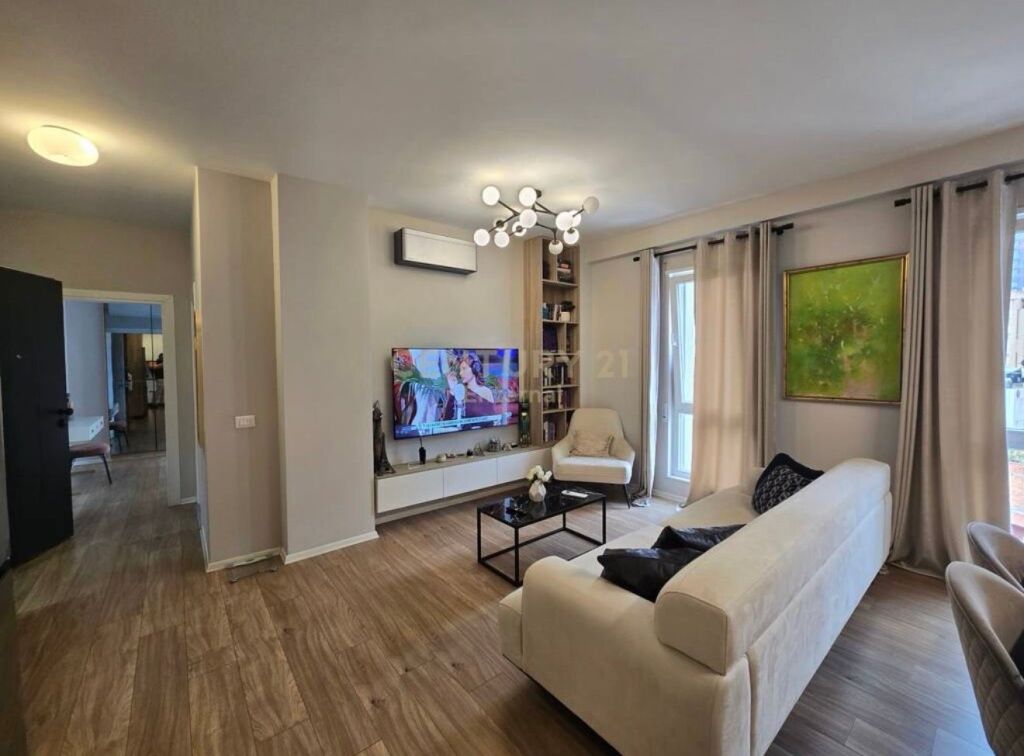 Apartament 1+1 + post parkimi ne Qender