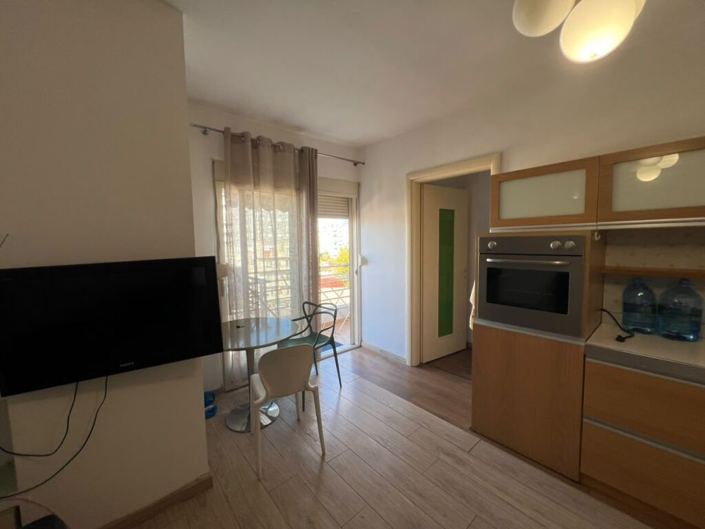 In Affitto – Appartamento 1+1 📍 A Komuna e Parisit, vicino al Kristal Center