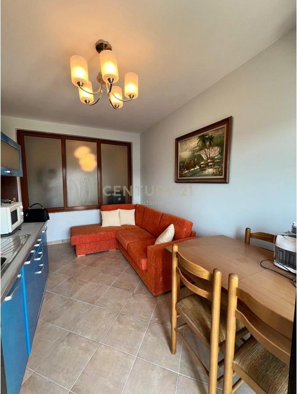 Shitet Apartament 3+1+2 ballkone , vije e pare bregdetare ne Malin e Robit!