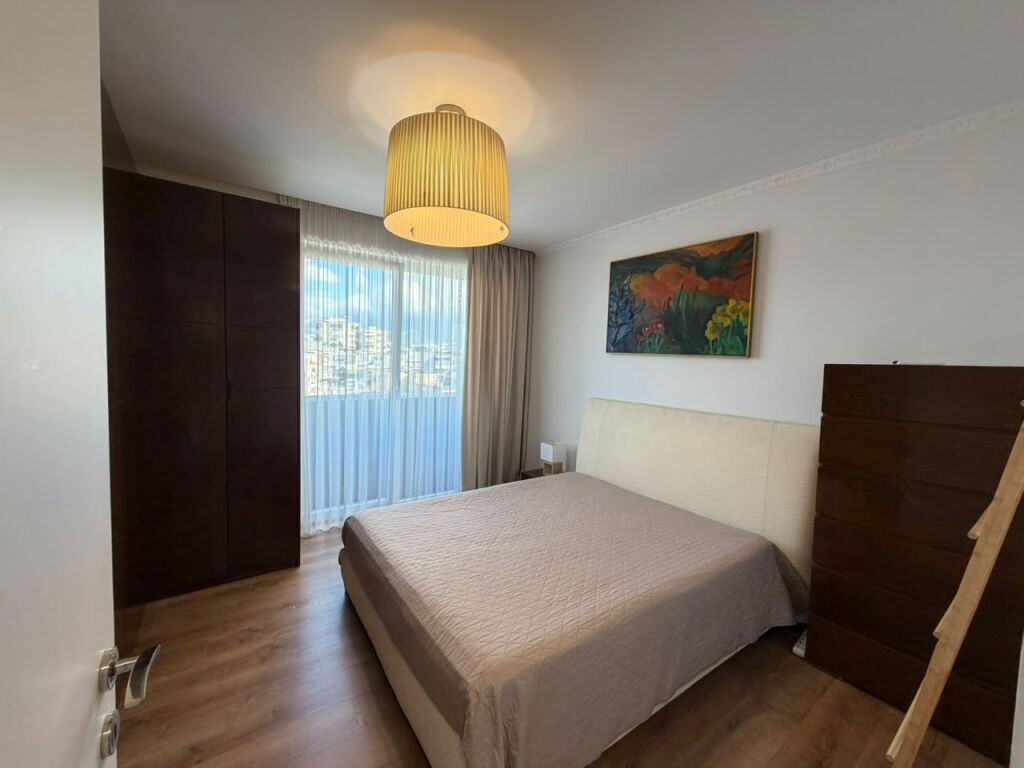 Apartament 1+1 per qira, modern dhe i mobiluar në qendër të Tiranës.