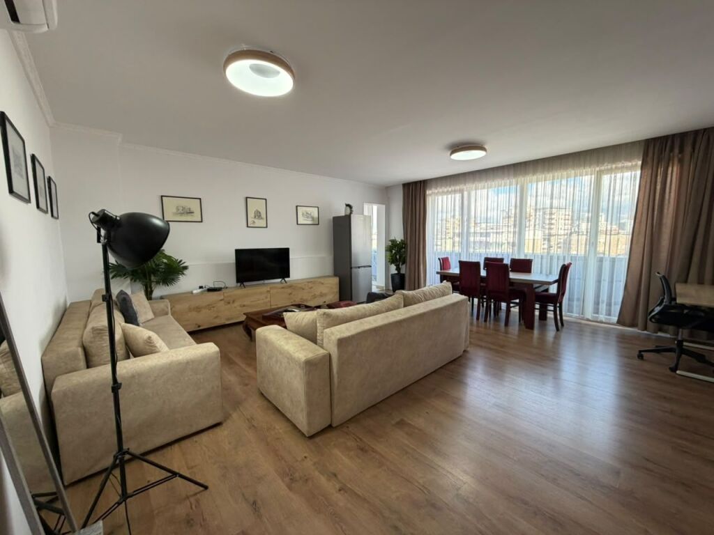 Apartament 1+1 per qira, modern dhe i mobiluar në qendër të Tiranës.