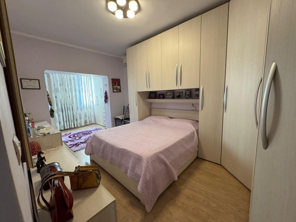 Shitet Apartament 2+1+2