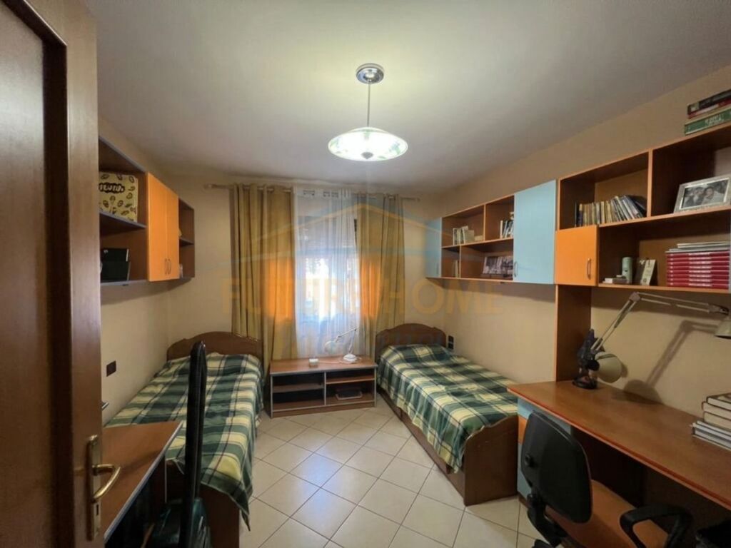Shitet, Apartament 2+1+2 , Ish Parku, Tiranë.