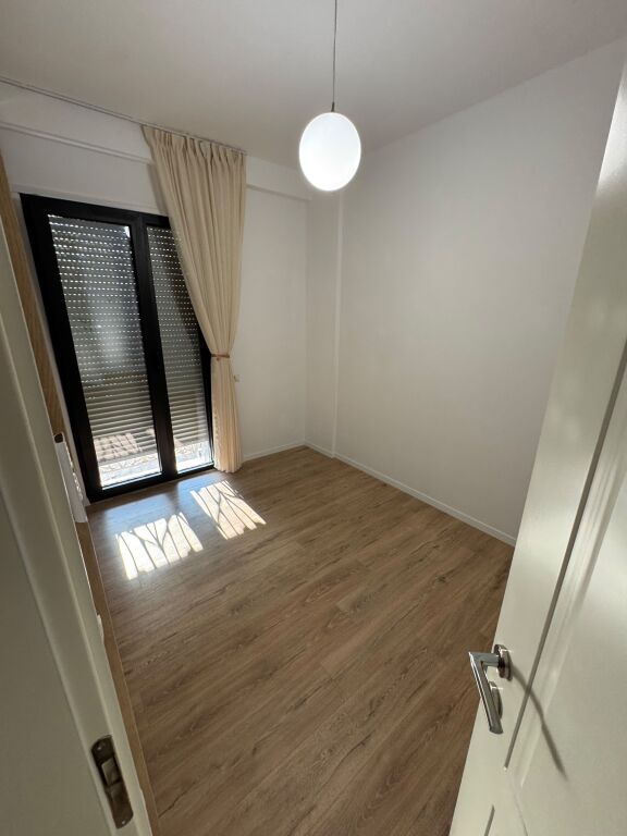 Jepet me qera apartament 2+1, 90 m², i ri dhe i mobiluar