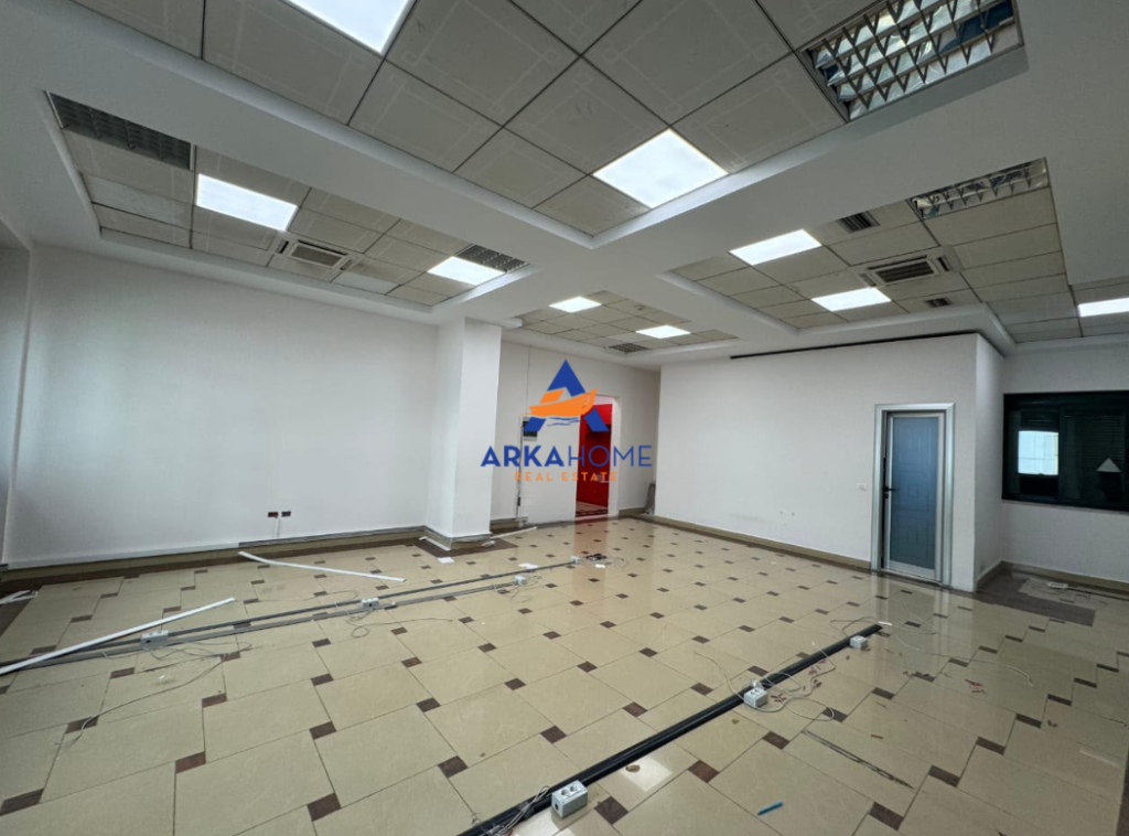 JEPET ME QERA ZYRE 105M2 "NE QËNDËR" 85.000 LEKE