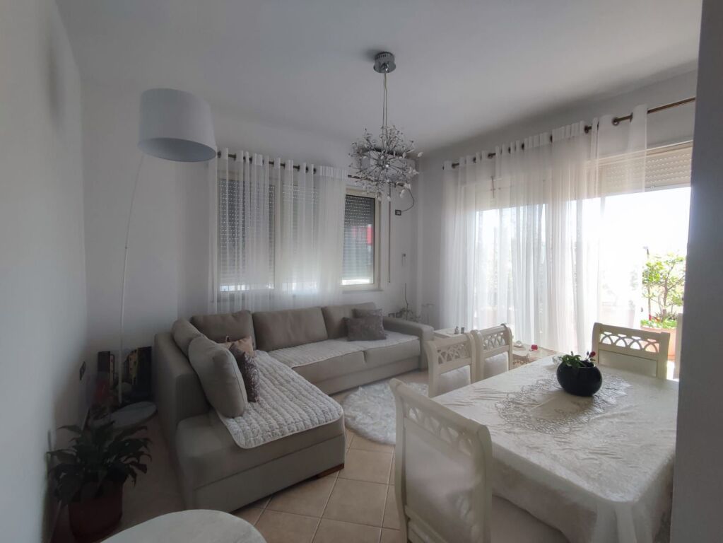 🏢A few minutes away from Shkolla e Kuqe, apartment for rent, 1+1 veranda, furnished 75,000 Lekë