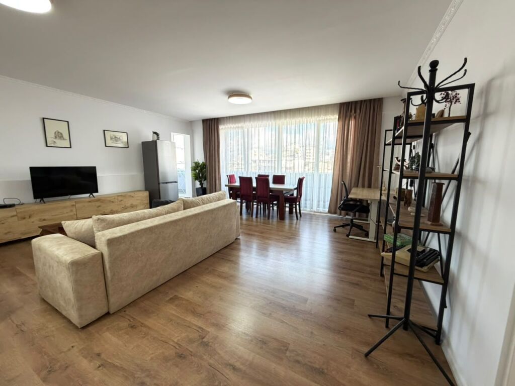 Apartament 1+1 per qira, modern dhe i mobiluar në qendër të Tiranës.