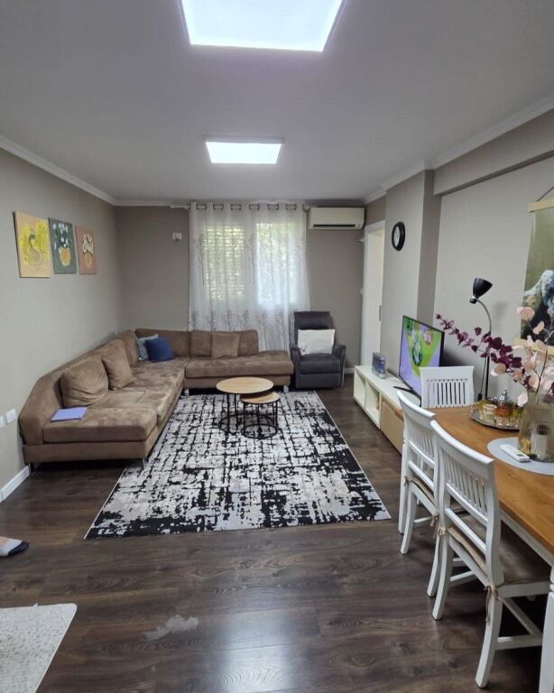 Jepet apartament 3+1+2 me qira tek Ish Parku i Autobusave , Rruga Ndre Mjeda , 21 Dhjetori , Rruga e Kavajes .  