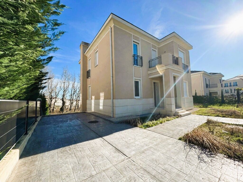 🏡✨VILLA DI LUSSO SU 3 PIANI IN VENDITA – COLLINA VERDE, VICINO A TEG🔥