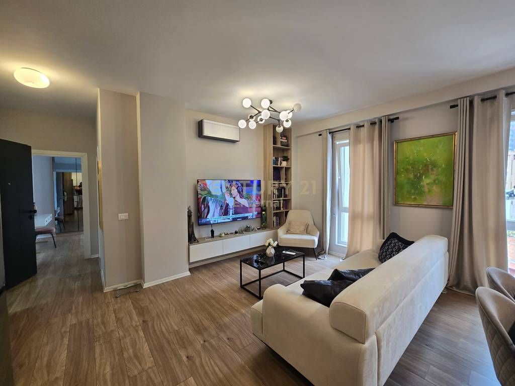 Jepet me qira apartament 1+1+post parkimi ne Qender.