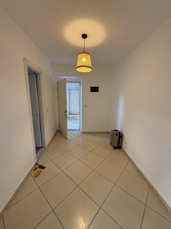Ne Myslym Shyr Shitet Apartament I Pershtatur Per Ambient Biznesi Me Lokacion Perfekt