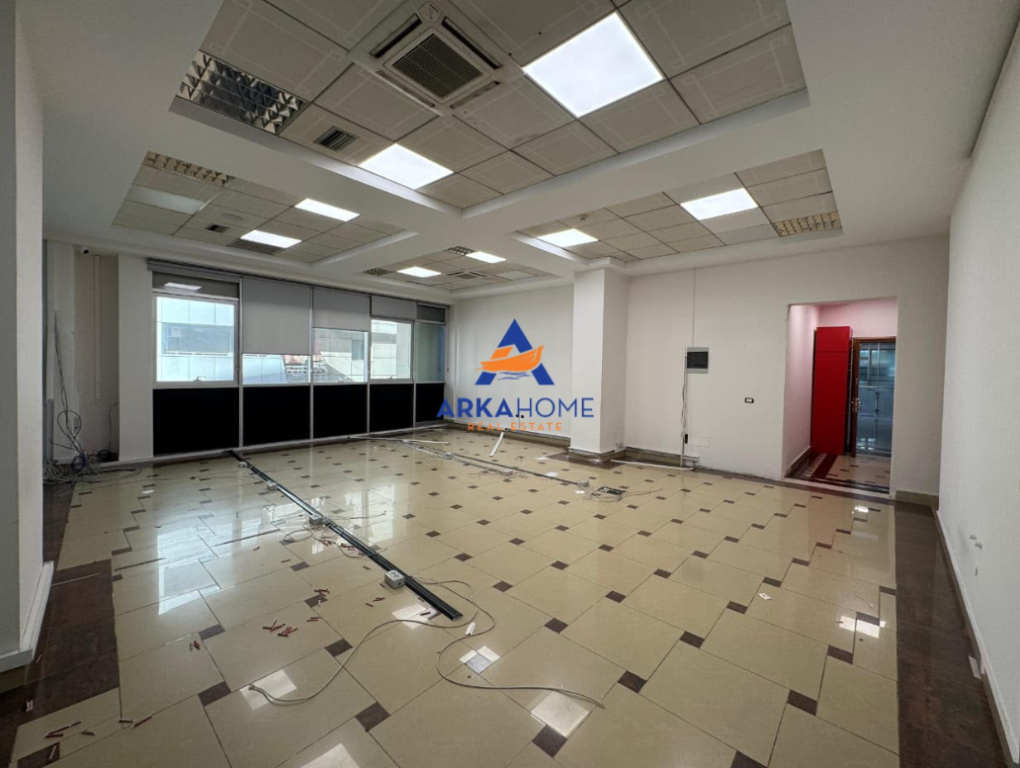 JEPET ME QERA ZYRE 105M2 "NE QËNDËR" 85.000 LEKE