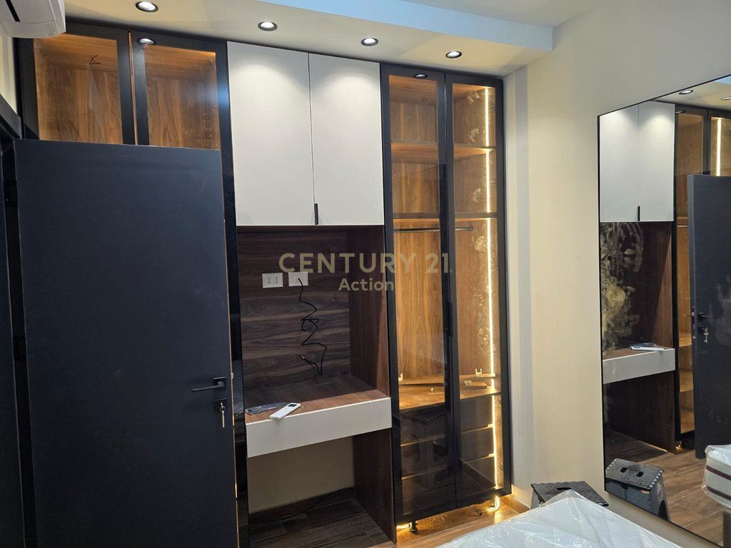 Vilë 3+3 Në Shitje në 21 Dhjetori, Rruga Muhamet Gjollesha, Tiranë - 1,570,000€ | 208 m² 1,570,000 €