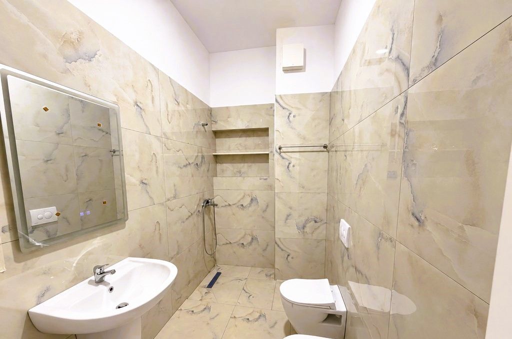 Per qira 1+1 +2 poste parkimi, Aura Kompleks, Laprake