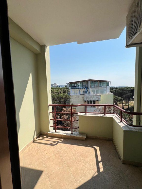 Shitet Apartament 3+1+2 ballkone , vije e pare bregdetare ne Malin e Robit!