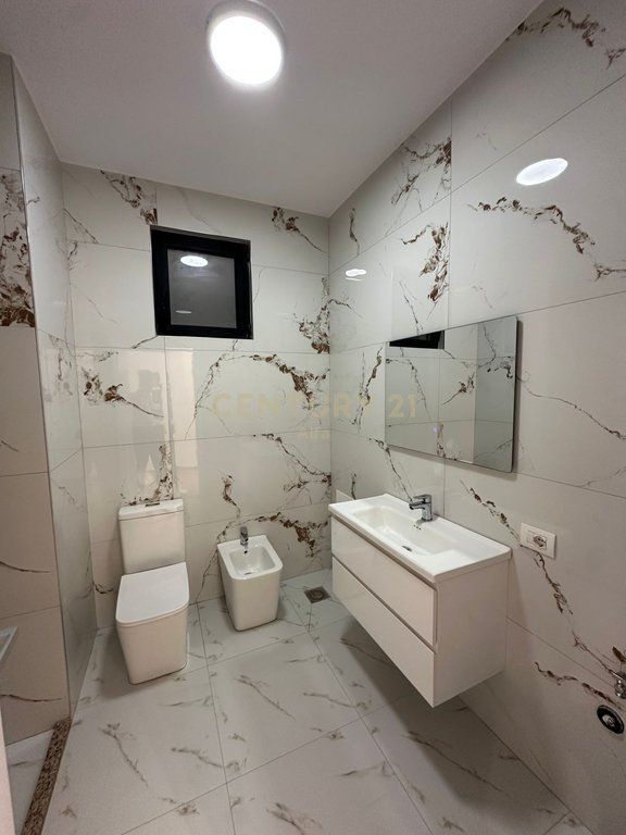 Apartament 2+1 per shitje te Liqeni I Thate