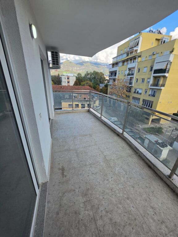 Super appartamento 1+1 in affitto con balcone in via Dibra F ID 5829