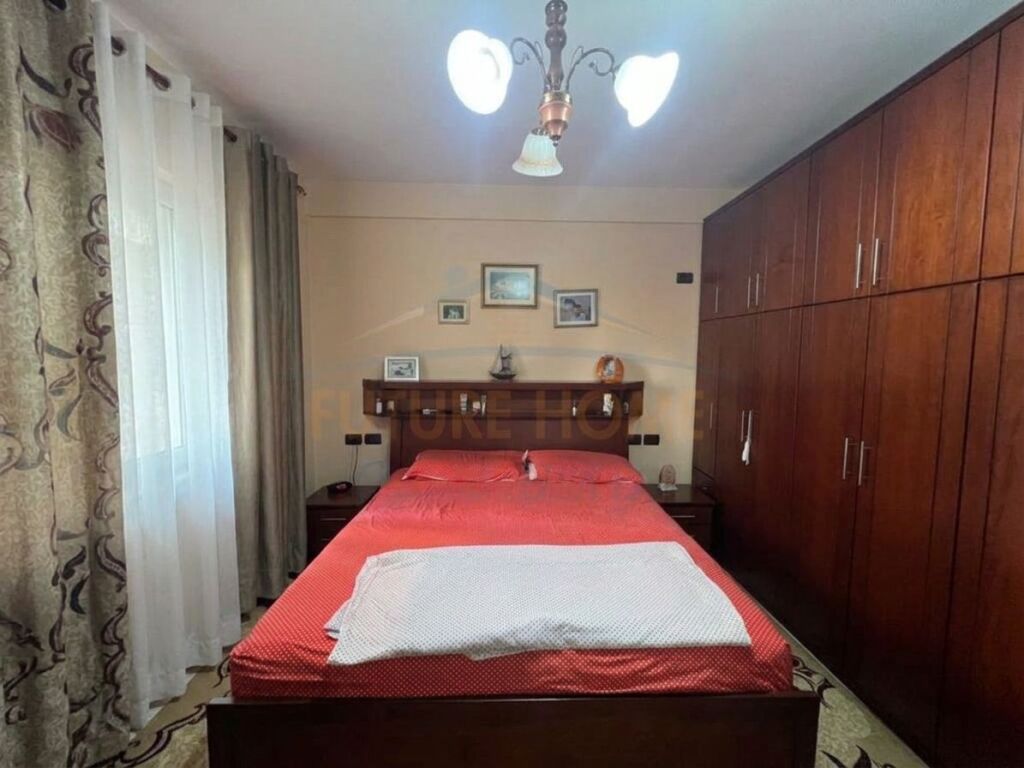 Shitet, Apartament 2+1+2 , Ish Parku, Tiranë.
