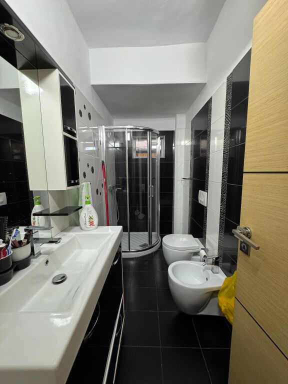 Shitet Apartament 2+1+2