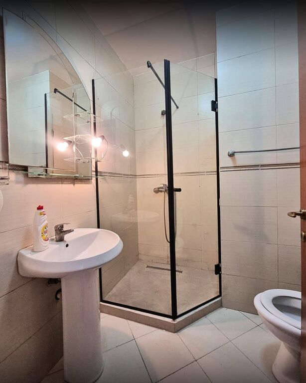 📣📍Super Lokacion. Prane fillimit te Don Boskos. 🔸️Shitet apartament 1+1 🏢Pallat i ri, me ashensor.