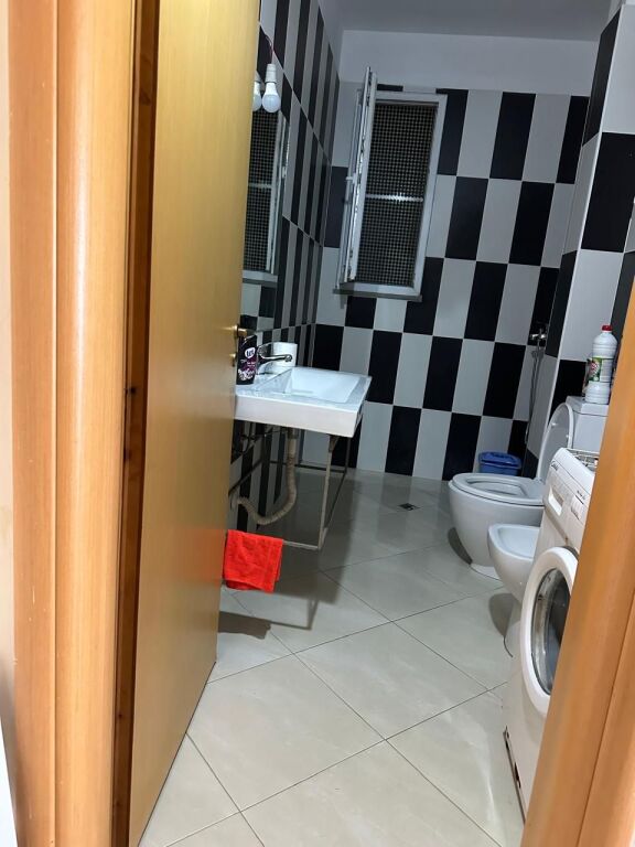  APARTAMENT 1+1 ME QERA – LUNGOMARE, VLORË