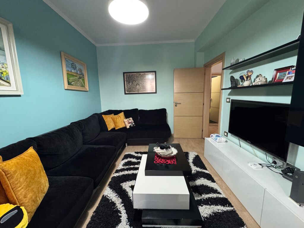 Shitet Apartament 2+1+2