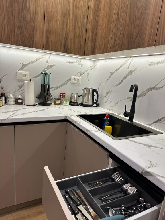 Apartament 1+1 me qera Rezidenca OxA Fresk (Rr. Dalip Topi) 45.000 Leke. Lirohet datë 24 Nëntor.